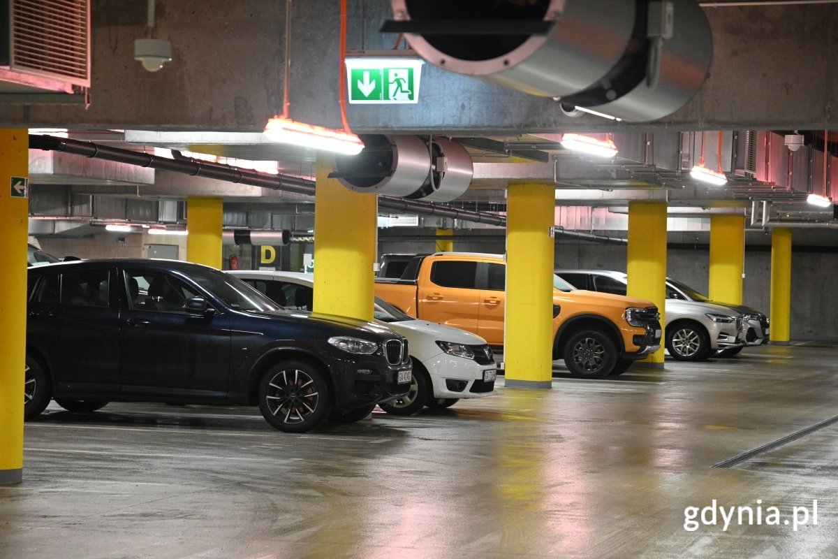 Kierowcy coraz chętniej zostawiają swoje samochody na parkingu pod Parkiem Centralnym (fot. Łukasz Kamasz)