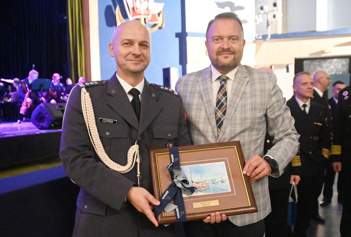  Uroczyste obchody 25-lecia Rejonowego Zarządu Infrastruktury w Gdyni. W imieniu prezydenta Wojciecha Szczurka okolicznościowy prezent dla szefa RZI, płk Tomasza Czyrka wręczył Marek Łucyk, wiceprezydent Gdyni ds. rozwoju. Fot. Zygmunt Gołąb