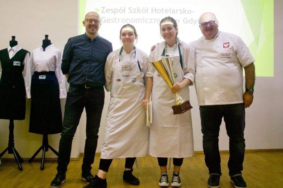 Uczennice Zespołu Szkół Hotelarsko-Gastronomicznych w Gdyni zdobyły Grand Prix V Ogólnopolskiego Konkursu Kulinarnego „Literacka Kuchnia”, fot. ZSHG w Gdyni