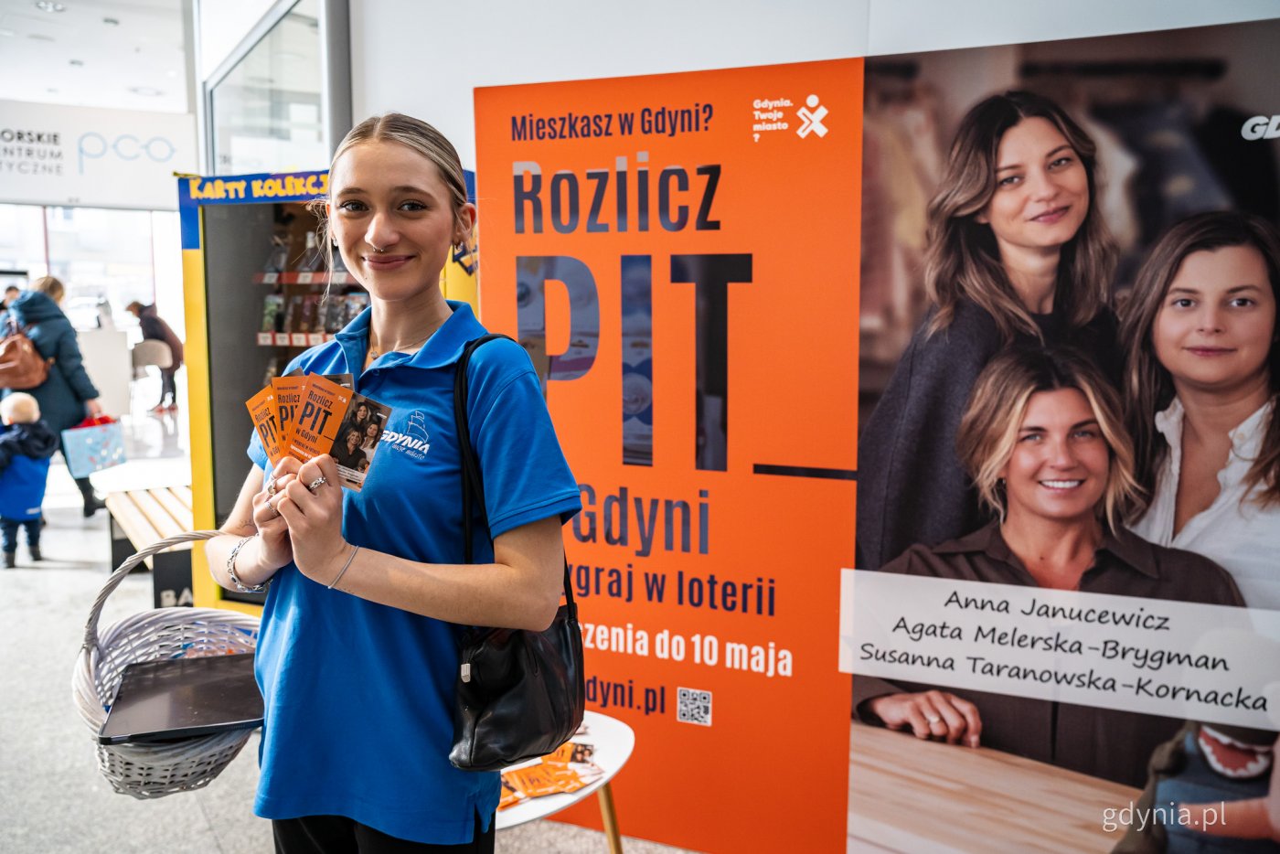 W najbliższe weekendy zasady działania loterii oraz to, jak się zarejestrować, wyjaśnią pracownicy punktów w centrach handlowych (fot. Kamil Złoch)