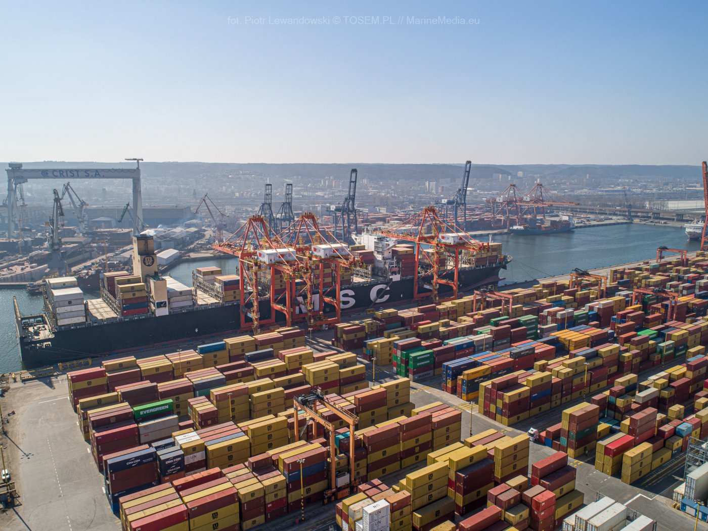 Co roku rosną przeładunki w Porcie Gdynia - teraz to już łącznie ponad 28 milionów ton różnych towarów. Na zdjęciu rekordowo długi statek z 2022 roku, MSC Gaia, fot. Piotr Lewandowski / Tosem (z naszej facebookowej grupy Gdynia w obiektywie)