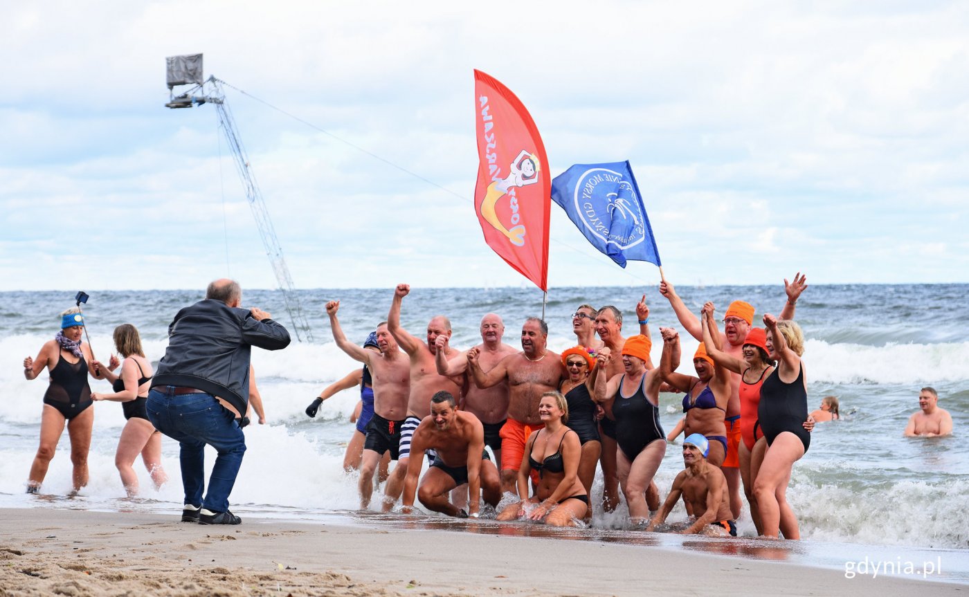 Uczestnicy już po pierwszej serii zimnych kąpieli, fot. Kamil Złoch