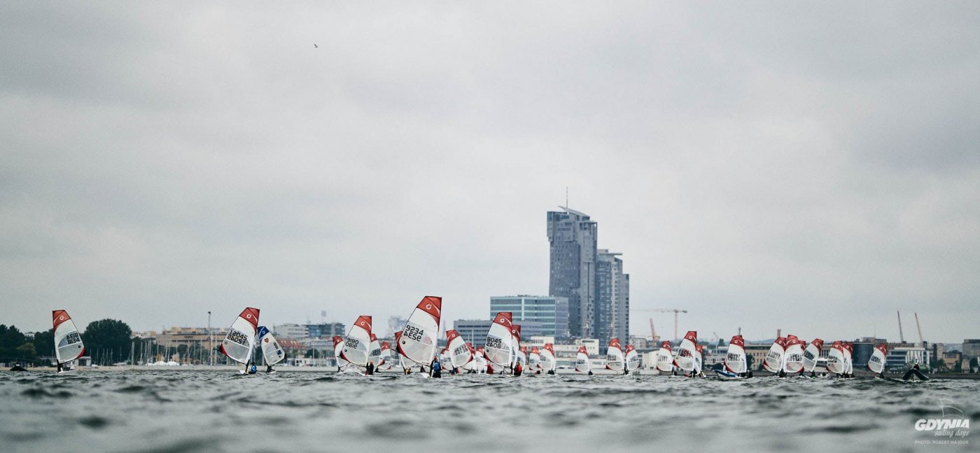 Gdynia regularnie gości zawody żeglarzy z całego świata. Do kadr narodowych trafiło 23 żeglarzy i żeglarek z lokalnych klubów. Na zdjęciu ubiegłoroczne zmagania w ramach Gdynia Sailing Days, fot. Robert Hajduk