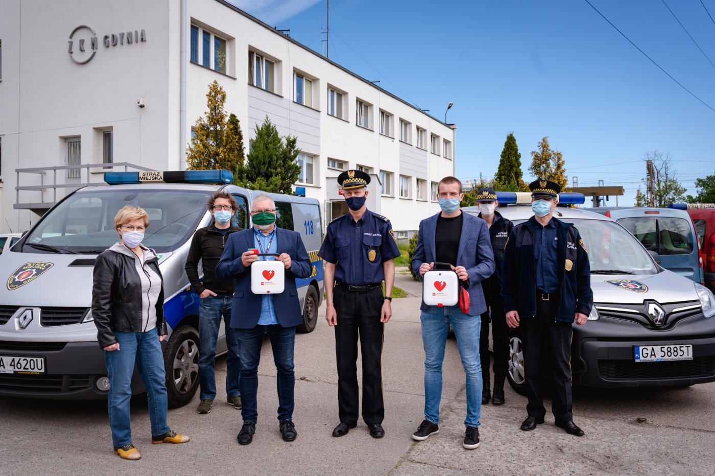 Mobilne defibrylatory w służbie Straży Miejskiej /na zdjęciu od lewe:Alicja Gruchała/UM/,Piotr Kubiszewski/firma Defi-Med/, Marek Dąbkowski, przewodniczący RD Chylonia, Dariusz Wiśniewski, komendant Straży Miejskiej, Mateusz Bieszke, wiceprzewodniczący RD Chylonia i strażnicy Straży Miejskiej w Gdyni, fot. Dzielnice #wgdyni