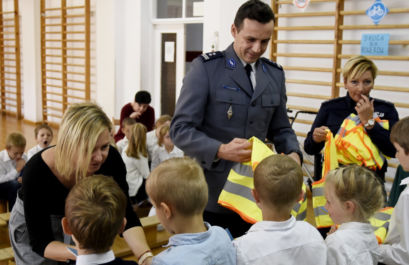 Materiały dotyczące akcji „Policyjna Foczka” wręcza Beata Szadziul - pełnomocnik prezydenta Gdyni ds. rodziny oraz mł. insp. Sławomir Pachura - zastępca Komendanta Miejskiego Policji w Gdyni, fot. Kamil Złoch