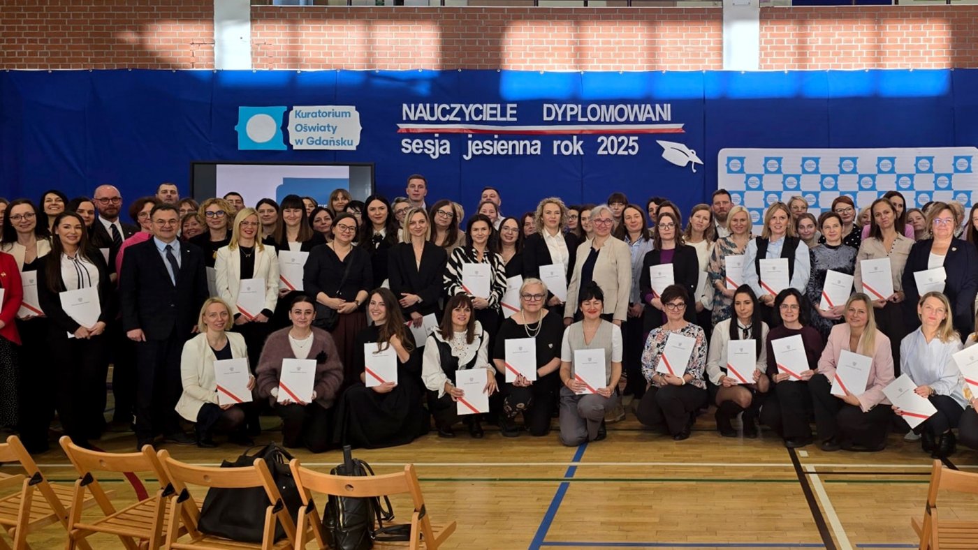 Uroczystość wręczenia aktów nadania stopnia awansu zawodowego nauczyciela dyplomowanego w SP 19 w Gdańsku (mat. Kuratorium Oświaty w Gdańsku)
