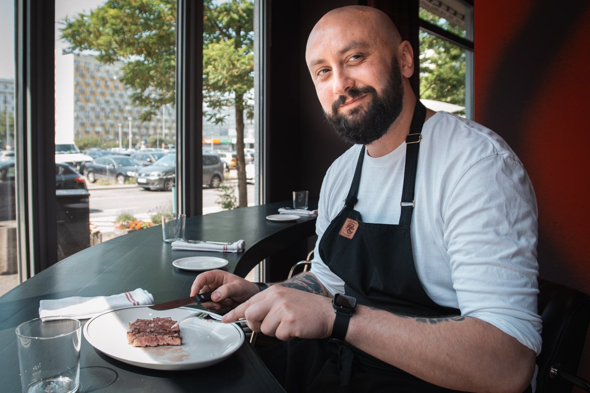 Żeby tak gotować, trzeba to kochać - Mateusz Ciołko, szef kuchni restauracji Butchery&Wine Gdynia. Fot. Zygmunt Gołąb