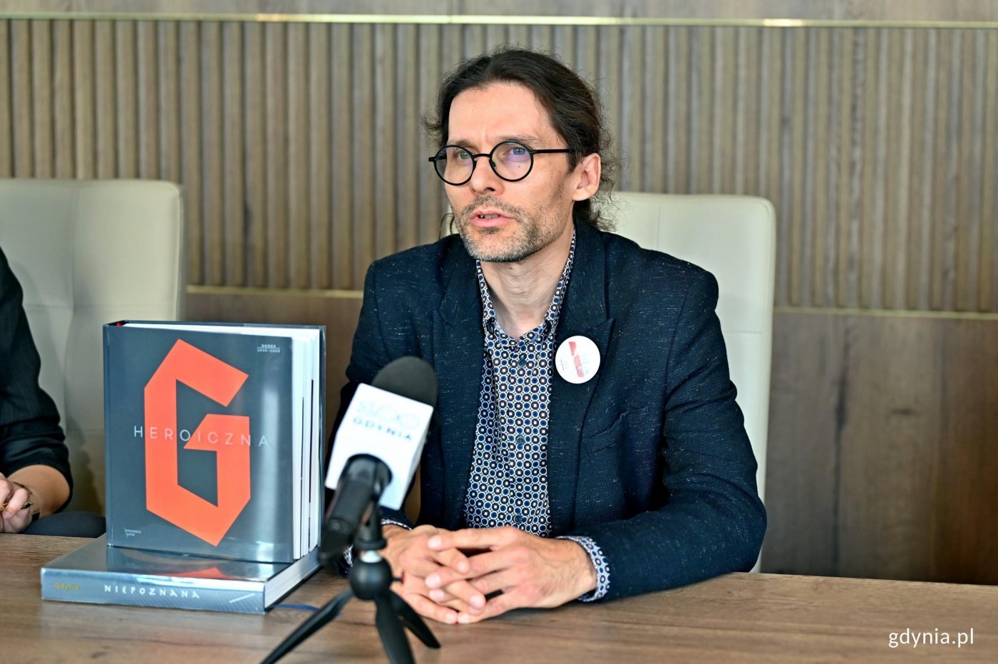 Dr Marcin Szerle z Muzeum Miasta Gdyni prezentuje nowy tom monografii miasta (fot. Magdalena Czernek)