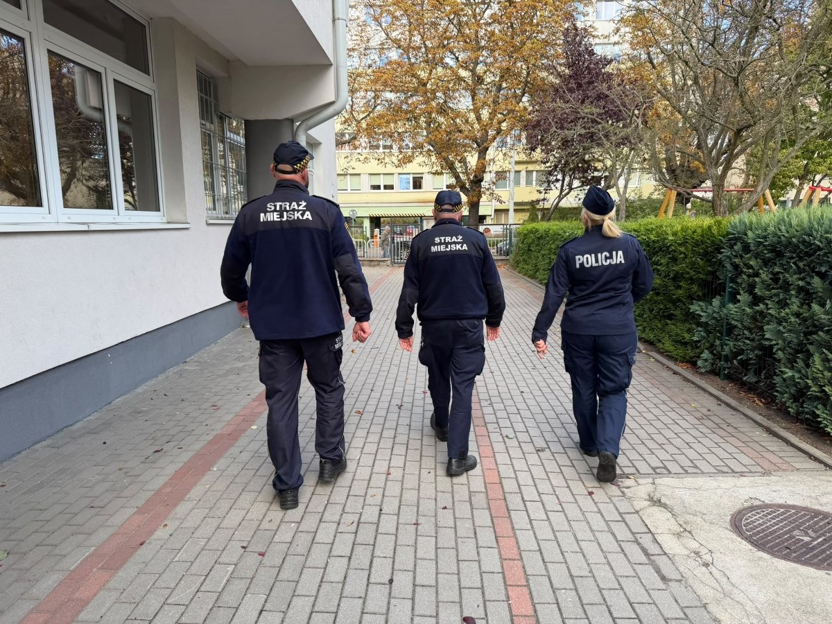 W okolicy gdyńskich szkół działają wspólne patrole Straży Miejskiej i Policji (fot. Straż Miejska w Gdyni)