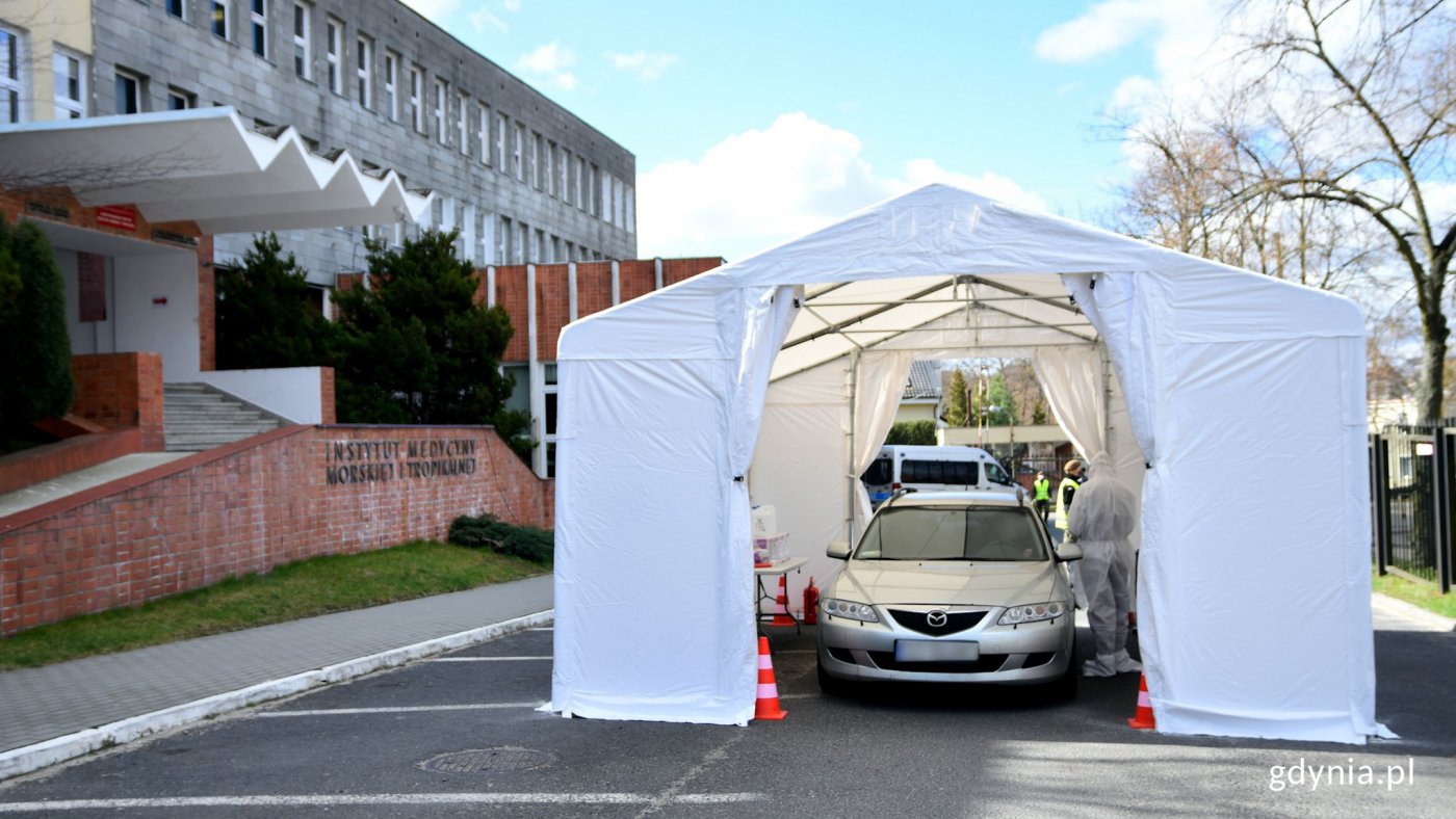 Centrum testowe Covid-19 drive-thru przy Instytucie Medycyny Morskiej i Tropikalnej w Gdyni // fot. Magdalena Czernek