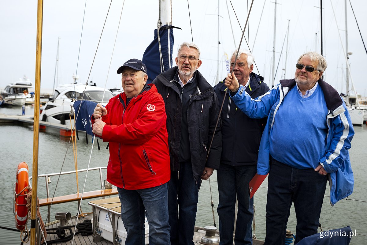 Pierwsza załoga s/y Copernicus Bogdan Bogdziński, Bronisław Tarnacki, Ryszard Mackiewicz i vice komandor Yacht Klubu Stal Kajetan Kilanowski (drugi z prawej). Fot. Przemysław Kozłowski
