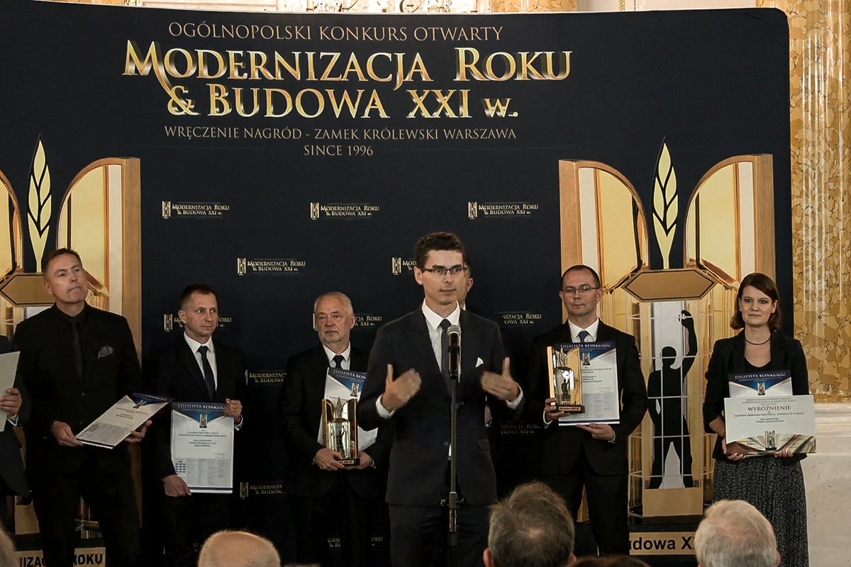 Gala konkursu Modernizacja Roku & Budowa XXI wieku 2023. Nagrody i wyróżnienia wręczał Bartłomiej Baran, zastępca dyrektora Departamentu Architektury, Budownictwa i Geodezji w Ministerstwie Rozwoju i Technologii (w środku). Pierwsza z prawej: Katarzyna Gruszecka-Spychała, wiceprezydentka Gdyni ds. gospodarki. Źródło: zrzut ekranu