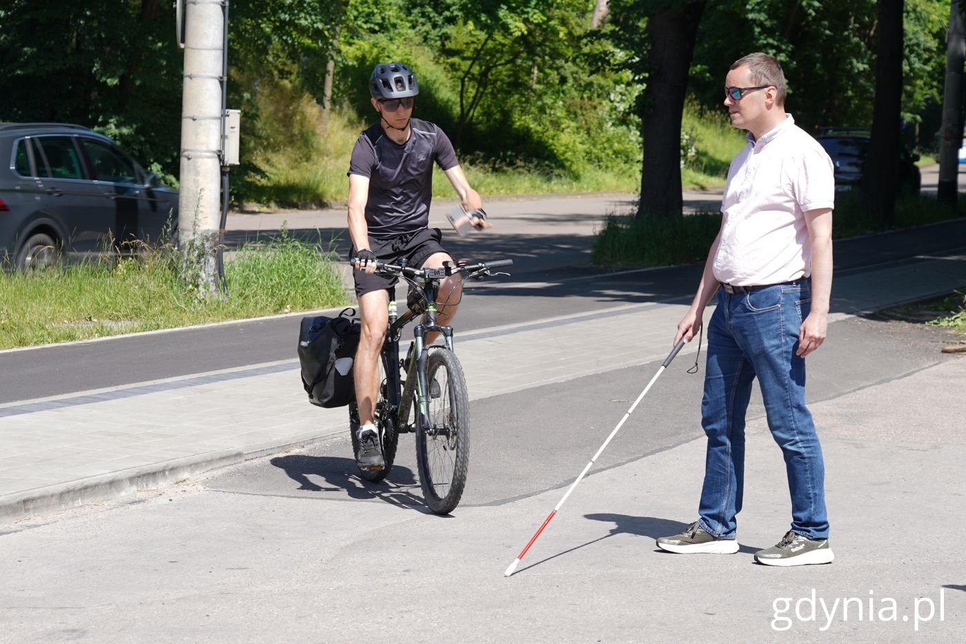 Rowerzysta i niewidomy mężczyzna – bohaterowie spotu edukacyjnego Wydziału Dostępności Urzędu Miasta Gdyni i Wydziału Ruchu Drogowego Komendy Miejskiej Policji w Gdyni (fot. Magdalena Starnawska)