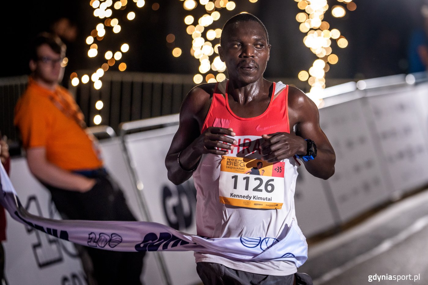 Kapitla Kennedy Kimutai wygrywa Nocny Bieg Świętojański z Radmorem (fot. Dawid Linkowski)