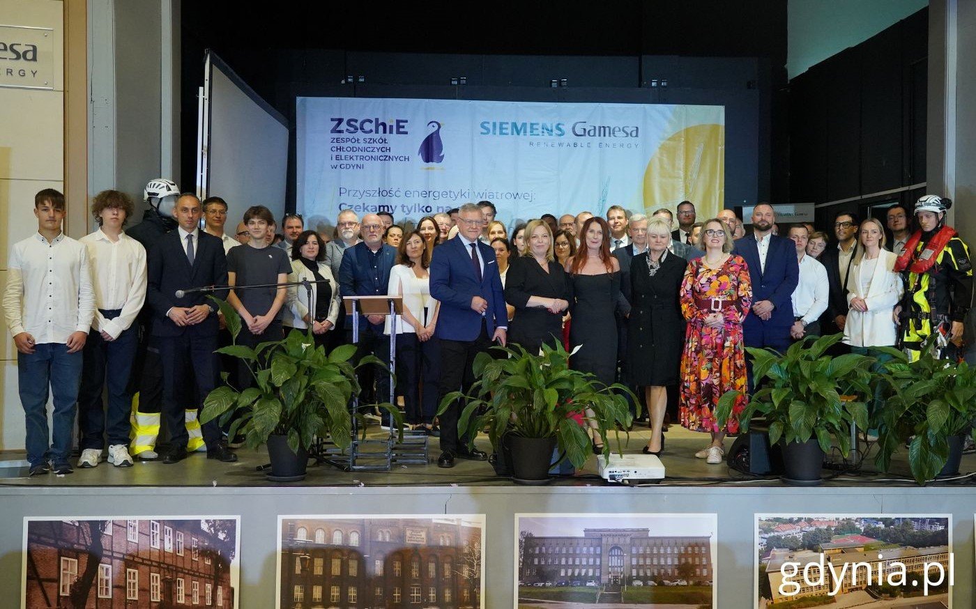 Nowa klasa patronacka Siemens Gamesa startuje we wrześniu. Na zdjęciu m.in.: wiceprezydentka Oktawia Gorzeńska, naczelnik Wydziału Edukacji Iwona Tanewska, przedstawiciele firmy Siemens Gamesa, radni, zaproszeni goście wraz z nauczycielami i uczniami (fot. Magdalena Starnawska)