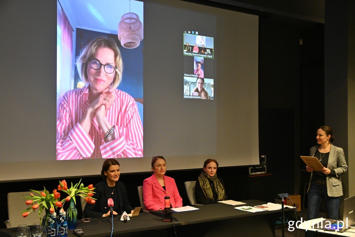 Konferencja w Muzeum Emigracji w Gdyni poświęcona raportowi „Femigracja. Przedsiębiorcze Polki we Włoszech”. N/z wiceprezydentka Gdyni ds. gospodarki Katarzyna Gruszecka-Spychała, Justyna Sienkiewicz-Baraniak i Kamila Filipczyk z Muzeum Emigracji, Agata Grzegorczyk, rzeczniczka prasowa Urzędu Miasta Gdyni, na ekranie Patrycja Cewicka. Fot. Magdalena Śliżewska