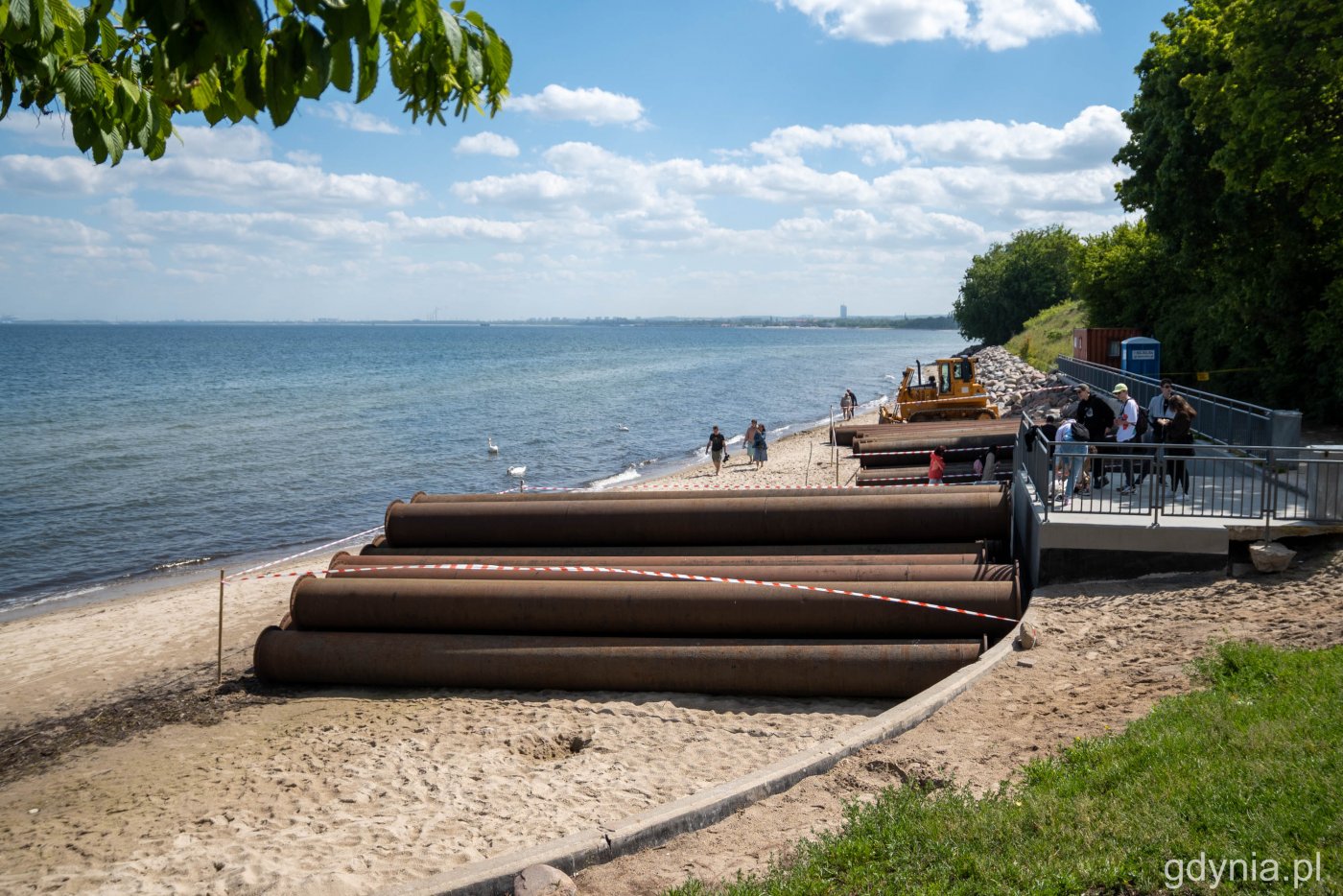 Na plaży w Orłowie pojawiły się rury, które posłużą do refulacji brzegu morskiego. Fot. Paweł Kukla