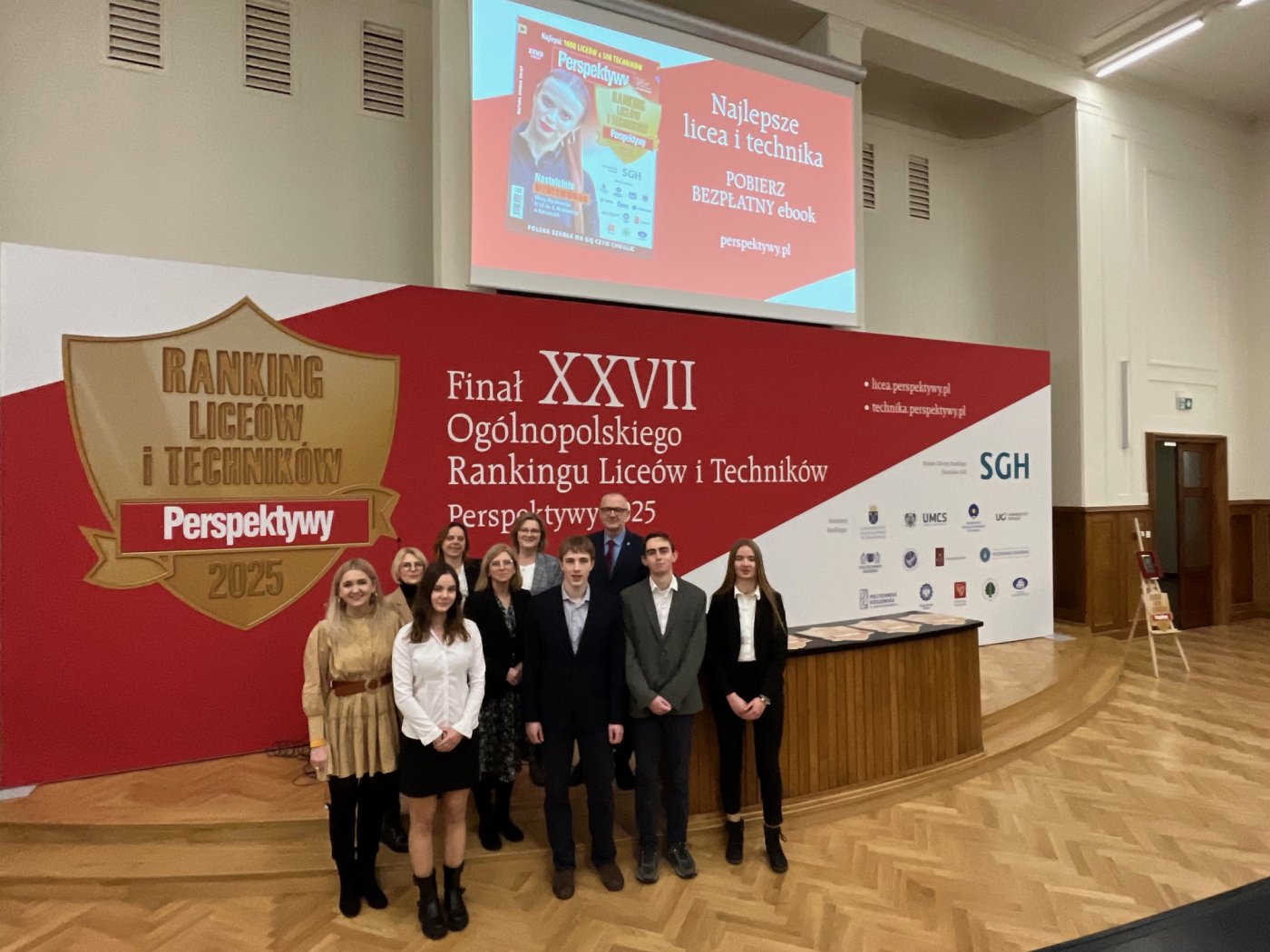 Reprezentacja III LO w Gdyni podczas finału XXVII Ogólnopolskiego Rankingu Liceów i Techników Perspektywy 2025. Na zdjęciu: dyrektor Wiesław Kosakowski, wicedyrektor Anna Kierznikowicz, kierownik internatu Małgorzata Olszowa, nauczycielki: Anna Duszak-Kletkiewicz, Agnieszka Skalska, Grażyna Czarnecka, uczennice i uczniowie: Jakub Pieczonka, Zofia Lamecka, Kinga Wysocka, Krzysztof Karwik (fot. materiały prasowe III LO w Gdyni)