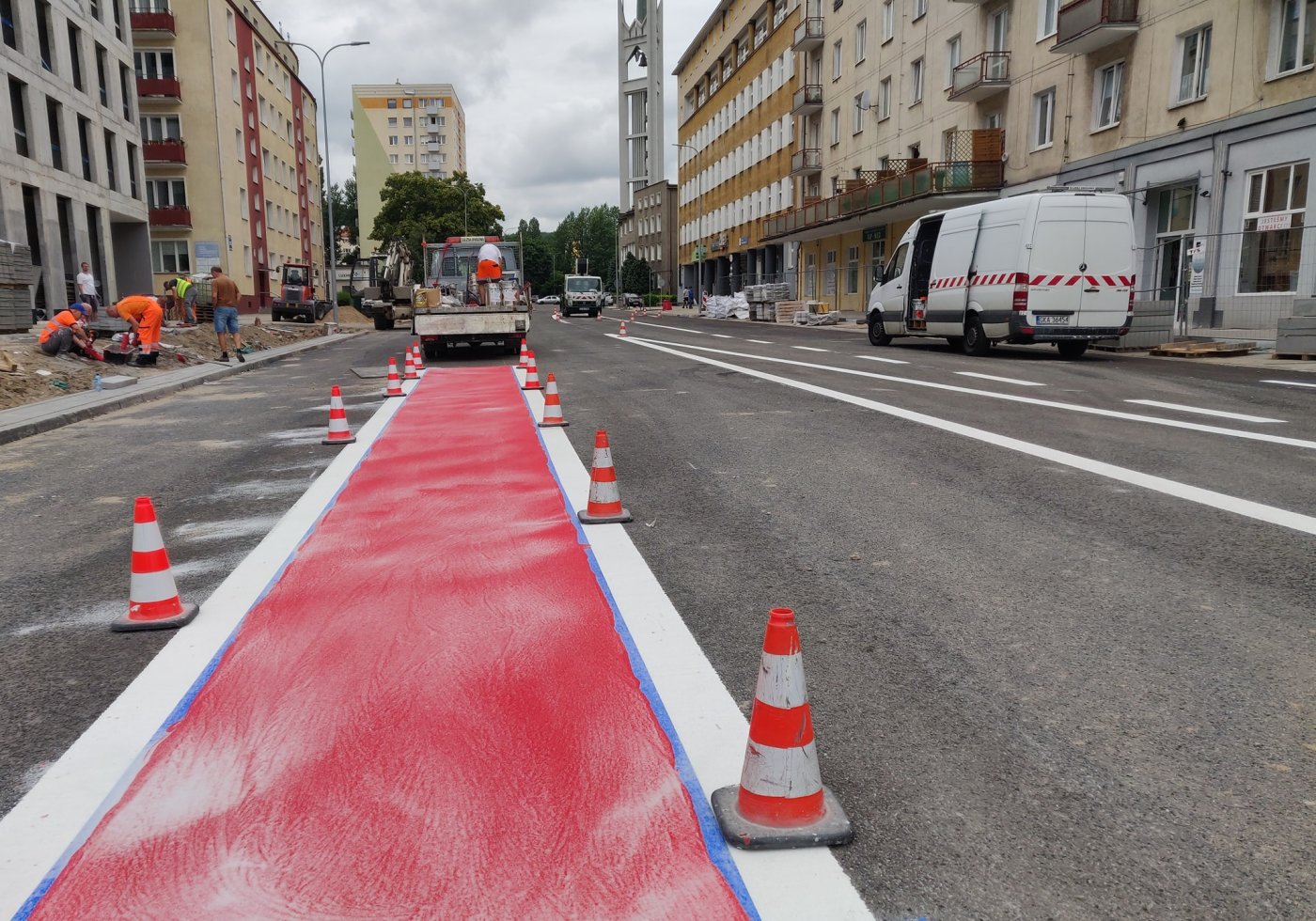 Jedna ze zmian to wyznaczenie nowego pasa rowerowego na ul. Armii Krajowej, fot. facebook.com/oficerrowerowygdyni