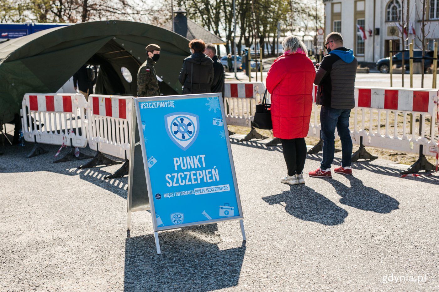 Tymczasowy, majówkowy punkt szczepień działa na parkingu przy ul. Zawiszy Czarnego 1 // fot. Karol Stańczak