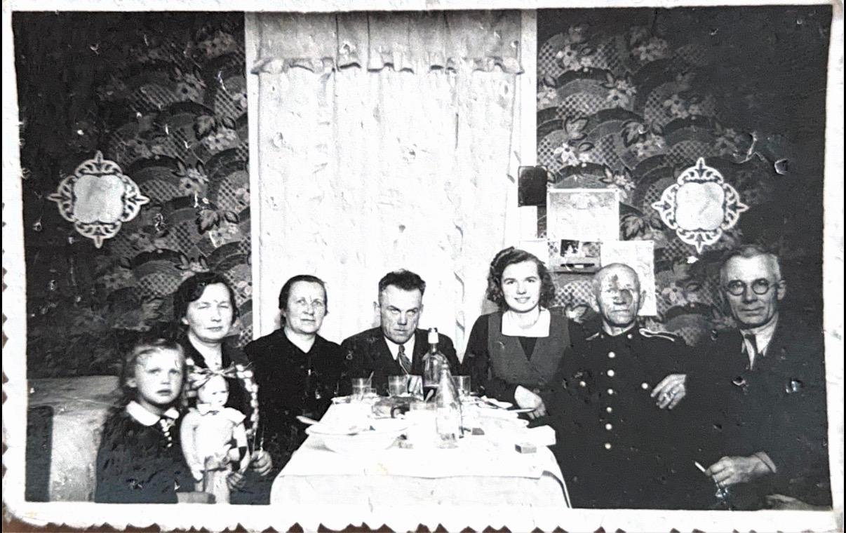 Przechodzień natknął się na zdjęcie, które prawdopodobnie ktoś zgubił podczas silnego wiatru (Fot. Komenda Morskiego Oddziału Straży Granicznej)