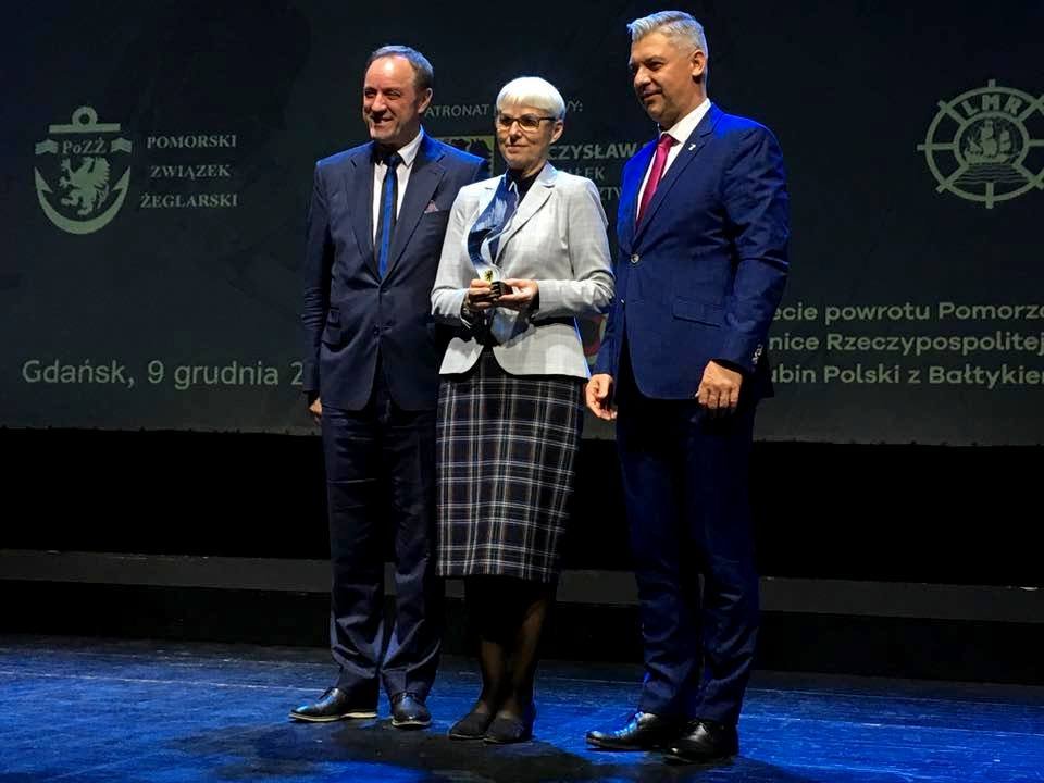 Nagroda specjalna ufundowana przez Marszałka Województwa Pomorskiego trafia do Tomasza Chamery (z prawej), prezesa Polskiego Związku Żeglarskiego. W środku Joanna Zielińska, przewodnicząca Rady Miasta Gdyni, fot. Joanna Zielińśka/facebook