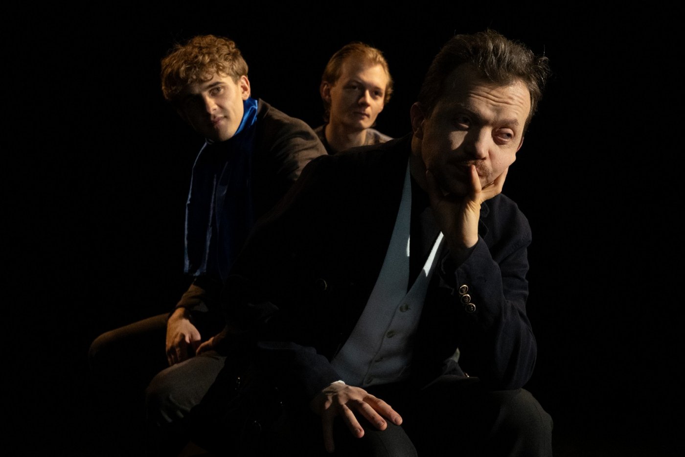 Piotr Rogalski, Bartłomiej Deklewa i Piotr Ujejski w nowym spektaklu Teatru Gdynia Główna pt. „Kto zabił w Konitzville” (fot. Anna Rezulak)