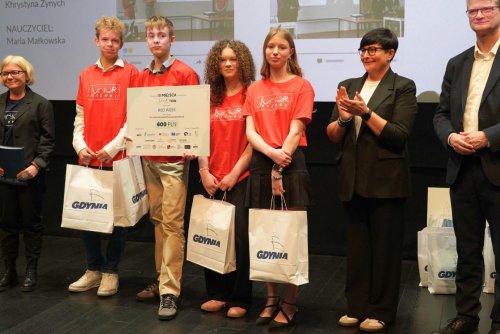 Uczestnicy poprzedniej edycji programu z Rafałem Geremkiem, wiceprezydentem Gdyni  (fot. Magdalena Starnawska/archiwum)