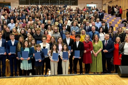 Na zdjęciu m.in.: prezydent Gdyni Aleksandra Kosiorek, wiceprezydentka Gdyni Oktawia Gorzeńska, naczelnik Wydziału Edukacji Iwona Tanewska, radna Agnieszka Tokarska, radna Beata Zastawna, radny Arkadiusz Dzierżyński, radna Natalia Kłopotek-Główczewska wraz ze stypendystkami i stypendystami (fot. Magdalena Starnawska / zdjęcie archiwalne)