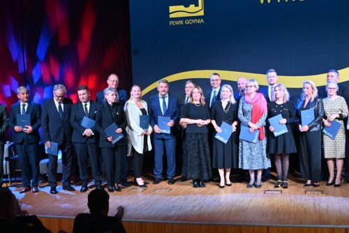 Wyjątkowe wyróżnienia w imieniu prezydent Gdyni Aleksandry Kosiorek wręczyła wiceprezydentka Oktawia Gorzeńska (fot. Magdalena Starnawska)