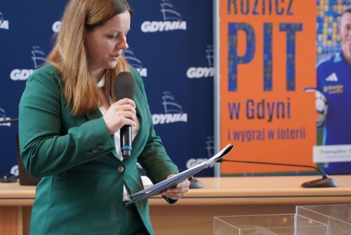 Nagrody losowała również prezydent Gdyni Aleksandra Kosiorek (fot. Magdalena Starnawska)