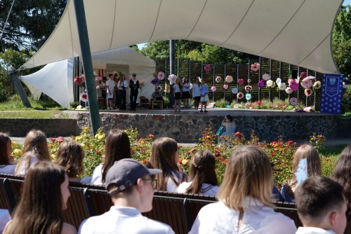 Uczennice i uczniowie klas IV-VIII Szkoły Podstawowej nr 51 podczas zakończenia roku szkolnego w Amfiteatrze na Kamiennej Górzej (fot. Magdalena Starnawska)