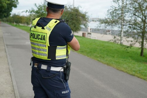 Policjant z Komendy Miejskiej Policji w Gdyni podczas akcji edukacyjno-prewencyjnej na bulwarze (fot. Magdalena Starnawska)