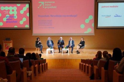 Panel dyskusyjny z udziałem prof. Włodzisława Ducha (UMK), Dominiki Grajewskiej (NASK), prof. Piotra Stepnowskiego (FarU), prof. Tomasza Tarasiuka (UMG) (fot. Magdalena Starnawska)
