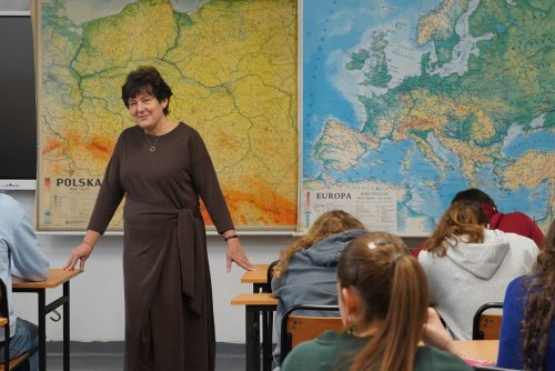 Nagrodzona Małgorzata Smolak podczas lekcji geografii w VI Liceum Ogólnokształcącym (fot. Magdalena Starnawska)
