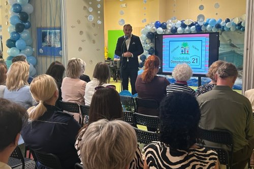 Wspólne świętowanie 75. urodzin Przedszkola nr 21, wśród gości pojawił się wiceprezydent Gdyni Tomasz Augustyniak (fot. Magdalena Starnawska)