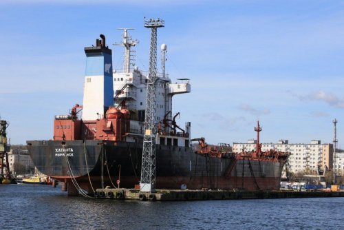 Po blisko siedmiu latach postoju przy nabrzeżu, rosyjski tankowiec „Khatanga” w końcu został przygotowany do opuszczenia Portu Gdynia. (fot. Tadeusz Urbaniak/Port Gdynia)