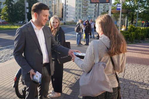 Na zdjęciu: wiceprezydent Gdyni Maciej Zielonka wręczał mieszkańcom kanapki (fot. Magdalena Starnawska)