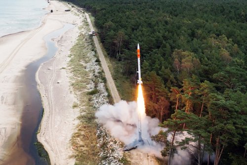 Rakieta PERUN ma wystartować w sobotnie popołudnie (22 listopada) w Ustce. Na zdjęciu jedna z wcześniejszych prób na tamtejszym poligonie – teraz na suborbitę mają polecieć także ładunki badawcze (fot. mat. prasowe SpaceForest / archiwalne)