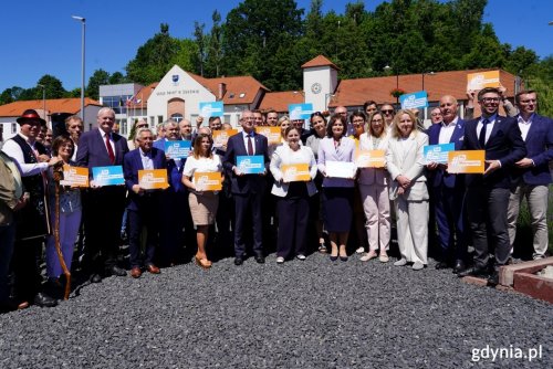 Pomorscy samorządowcy, a wśród nich prezydent Gdyni Aleksandra Kosiorek, wspólnie zaapelowali do prezydenta (fot. Łukasz Kamasz)