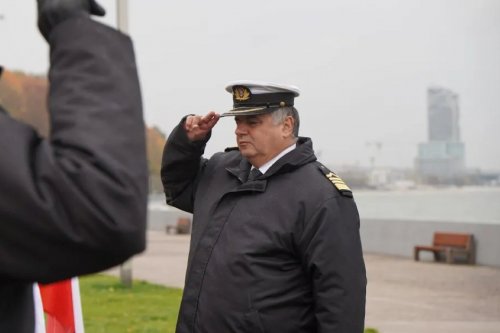 Wieniec w imieniu Uniwersytetu Morskiego w Gdyni złożył Adam Weintrit, rektor uczelni. (fot. mat. pras.)