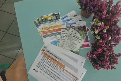 Spotkania organizowane w dzielnicach to idealna okazja, by zadawać pytania, poznać zasady ubiegania się o środki finansowe i sprawdzić, jak skompletować dokumenty (fot. materiały Wydziału Energetyki)