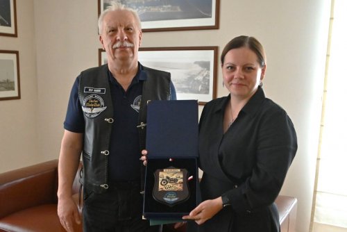Na zdjęciu wiceprezydent Ogólnopolskiego Motocyklowego Klubu Lekarzy DoctorMotoClub Piotr Markowski i prezydent Gdyni Aleksandra Kosiorek (fot. Magdalena Starnawska)