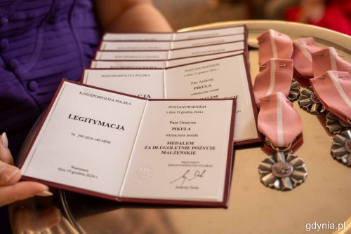 Legitymacje i medale za Długoletnie Pożycie Małżeńskie (fot. Sławomir Okoń)
