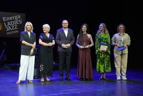 Wspólne zdjęcie po wręczeniu nagrody. Od lewej: Magdalena Marszałkowska, Krystyna Stańko, Mariusz Bzdęga, Maja Babyszka, Aleksandra Raczyńska i Patrycja Zarychta (fot. Mirosław Pieślak)