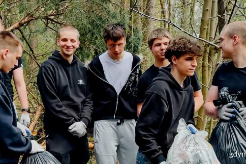 Uczniowie Centrum Kształcenia Zawodowego i Ustawicznego nr 1 w trakcie prac na Pogórzu (fot. Adrianna Jaskółka)