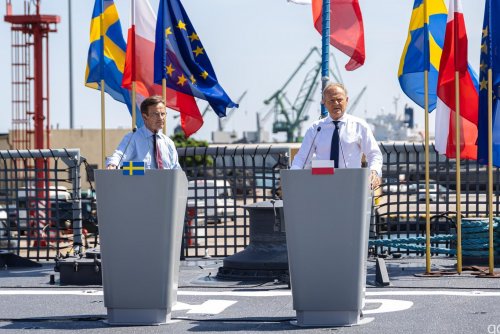 Pokład ORP Kościuszko, stoją premier Szwecji Ulf Kristerssen i premier RP Donald Tusk, w tle flagi narodowe