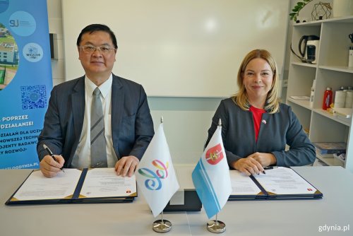 Wiceprezydentka Gdyni Oktawia Gorzeńska oraz Lo Ta-Sheng – wiceprezydent Kaohsiungu podpisujący memorandum dotyczące wymiany edukacyjnej pomiędzy Gdynią a Kaohsiungiem (fot. Magdalena Czernek)