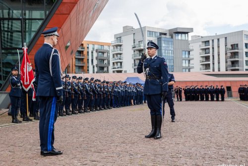 Uroczystości z okazji 107. rocznicy powstania policji odbyły się na placu przed Muzeum II Wojny Światowej w Gdańsku (fot. Karol Stańczak)