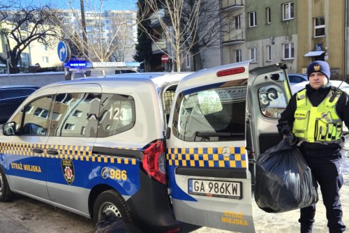  Dzięki współpracy z Polskim Czerwonym Krzyżem strażnicy rozwożą ciepłą odzież potrzebującym (fot. Straż Miejska)
